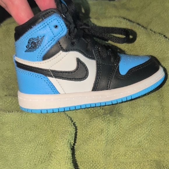Jordan 1 Retro in University Blue and Black - Picture 11 of 16
